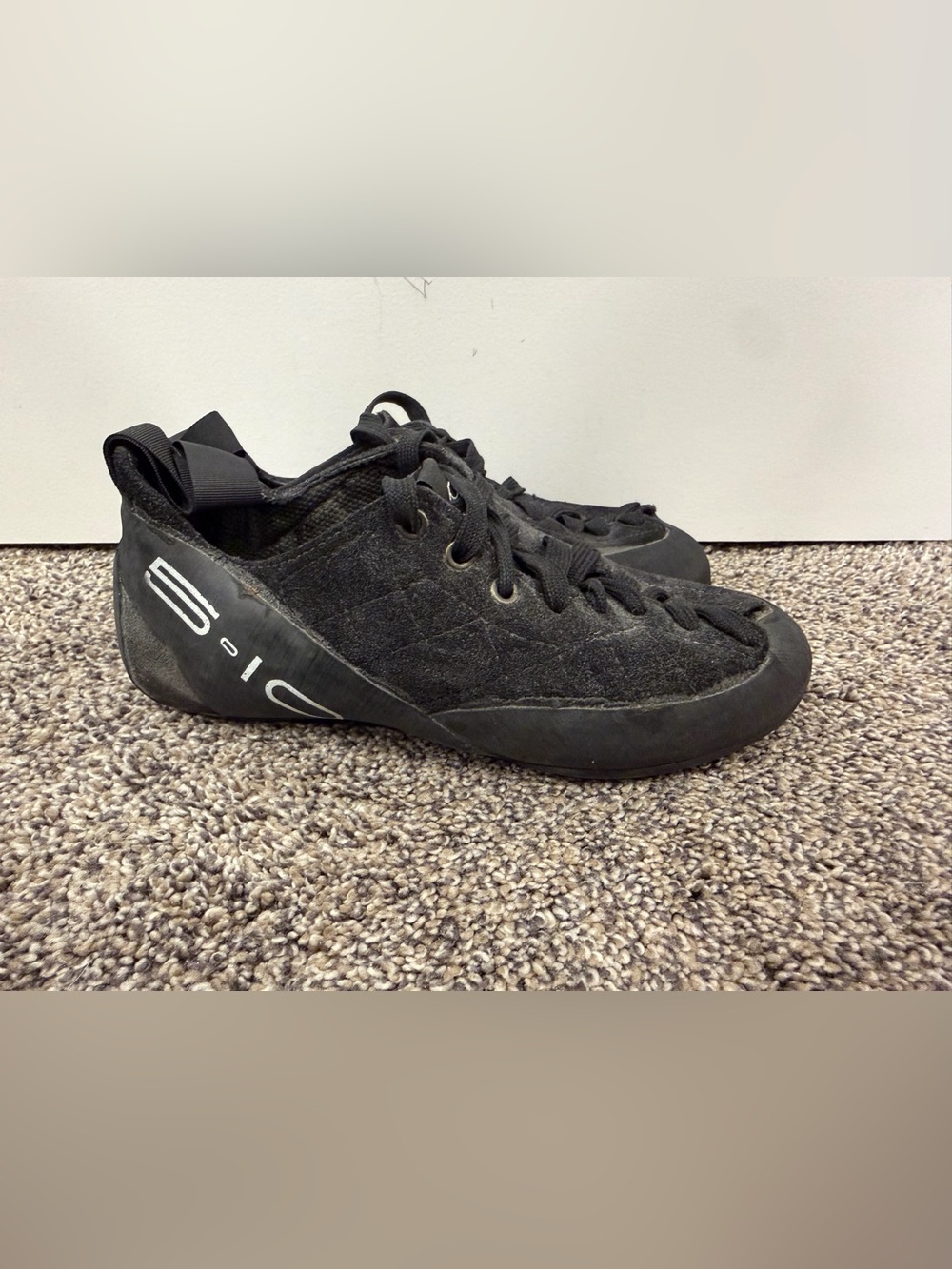 Black Five Ten stealth c4
Climbing shoes size 7